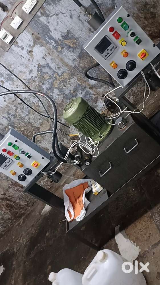 Disposable paper plate machine