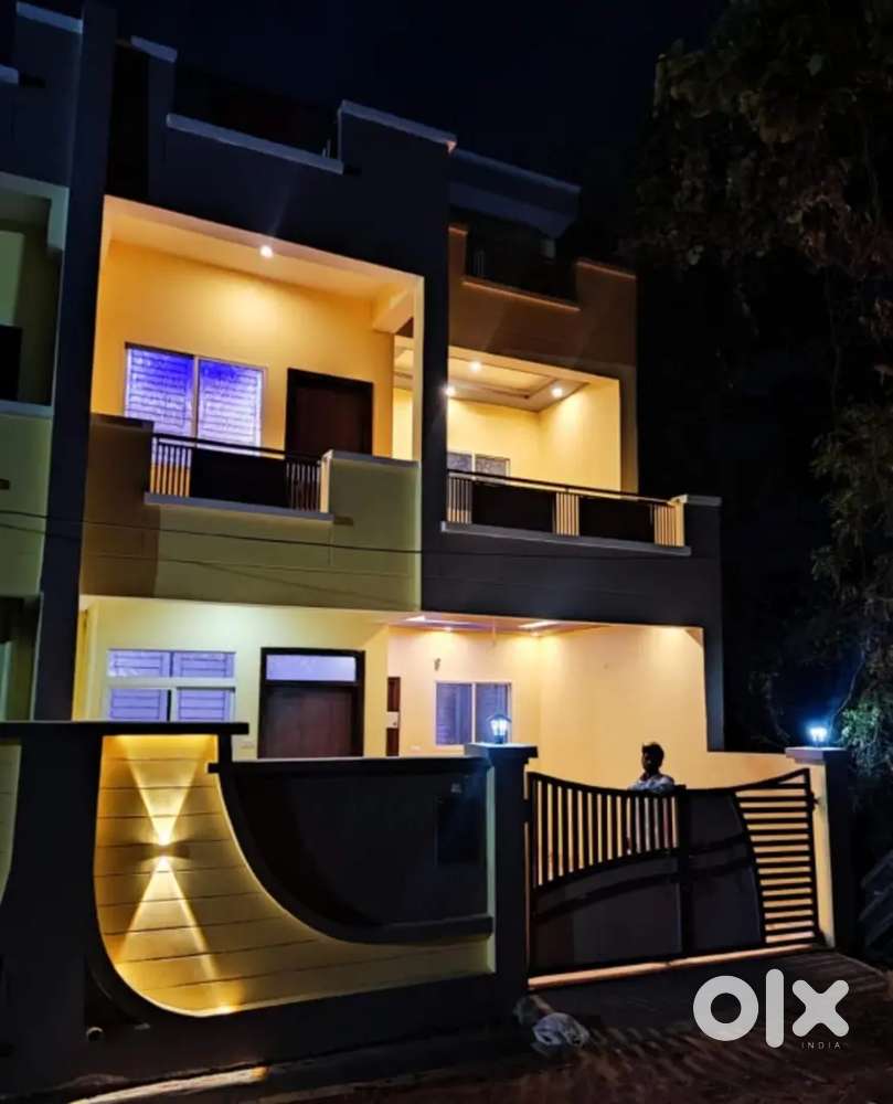 सागर रोड पर मकान उपलब्ध है रोड से 250 मीटर अंदर