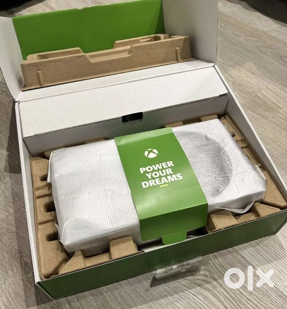 Microsoft Xbox Series S 512GB Console - White & Official Controller