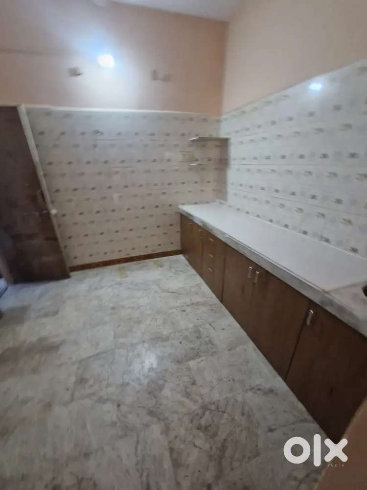 2bhk an INDIPENDENT HOUSE WITH BED AND DRESSING TABLE Near maina road