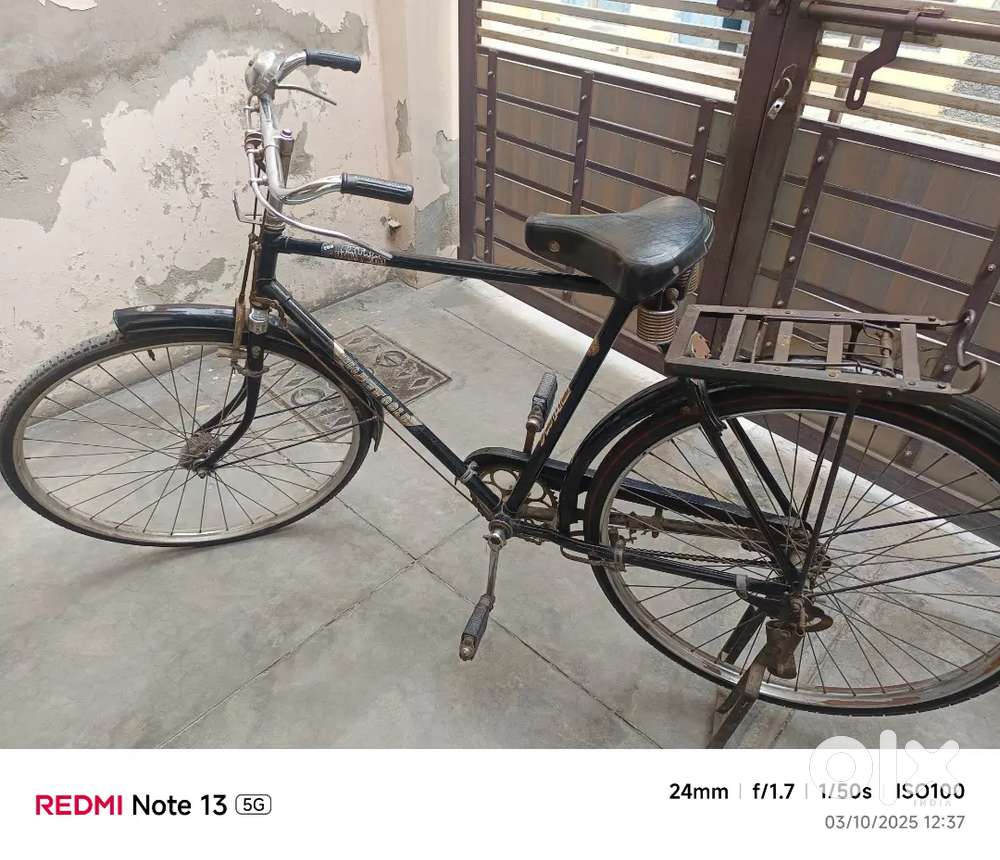Hero cycle in very good condition and new tires