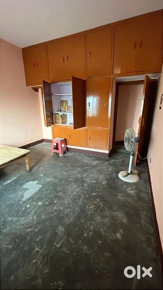 2 Bedroom flat at premium location with parking is available.