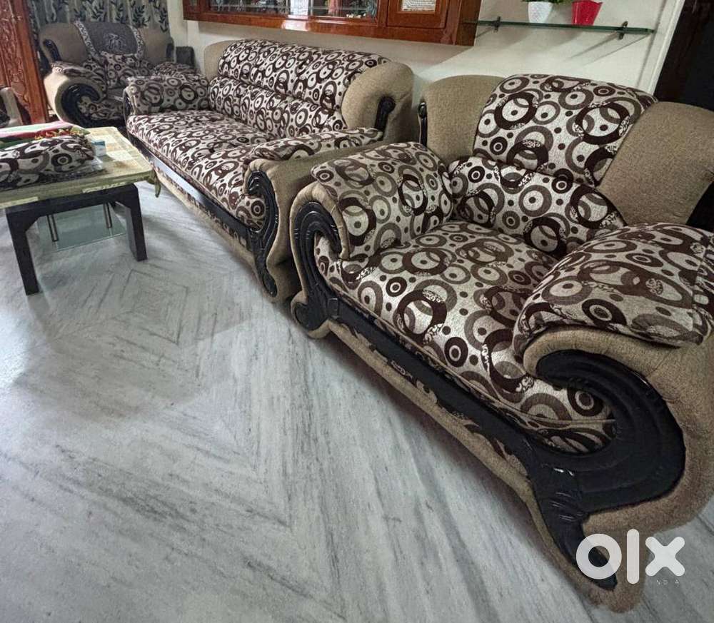 5 seater Sofa set with divider