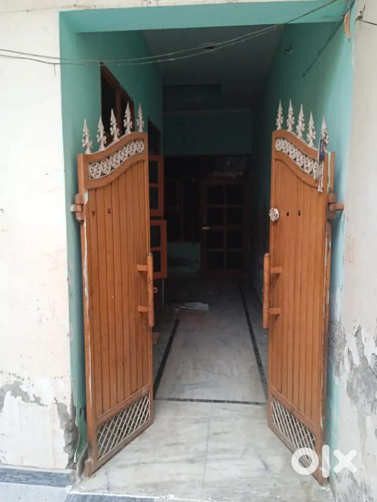 3 bedrooms (2 niche +1 uprr),1 kitchen,1 bathroom, 1car parking,2 chat