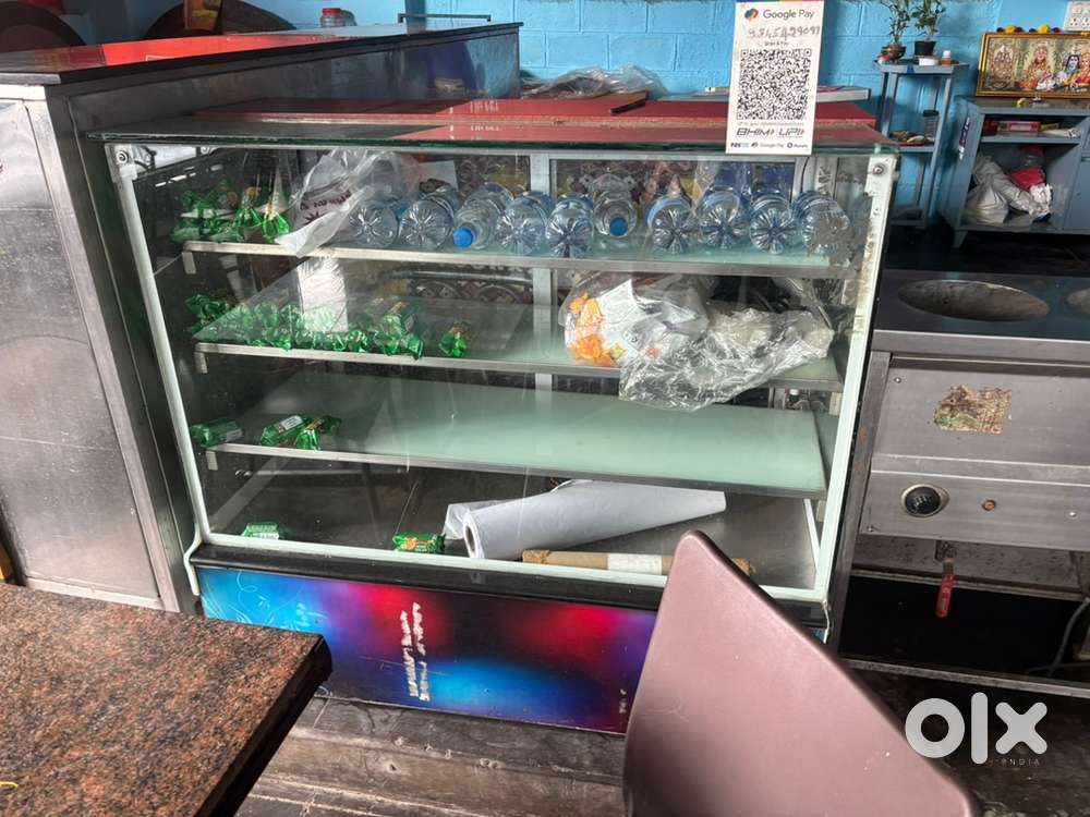 Showcase with heater