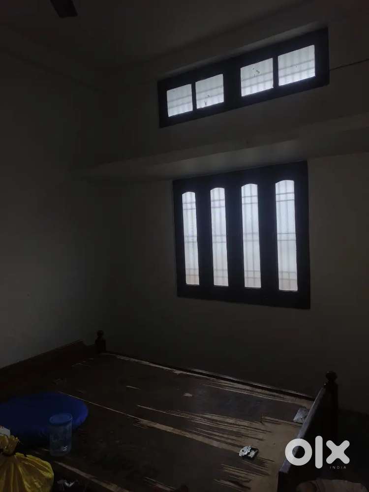 Only bachelor girls allowed ( students) ,