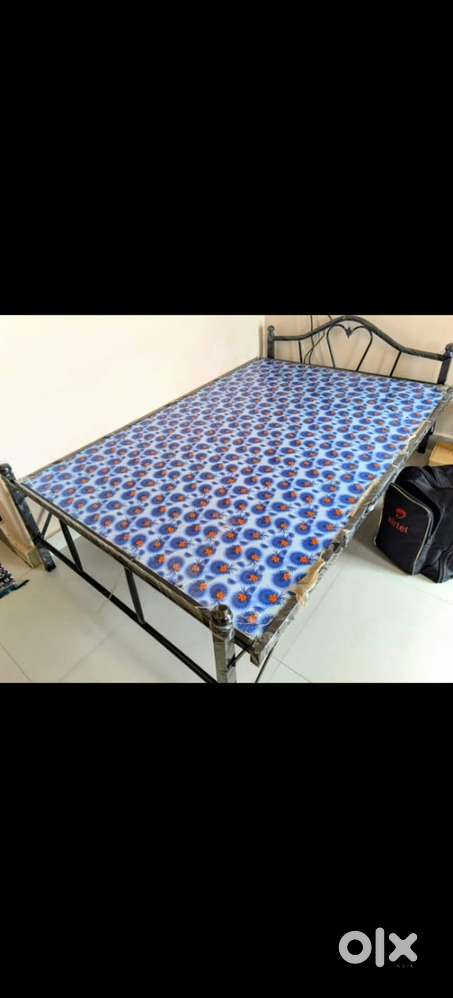 6x4 Iron Bed with Plywood