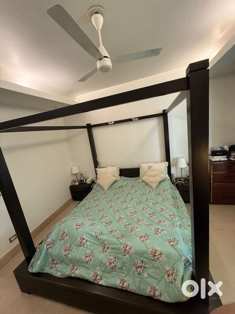 King size 4 poster bed with mattress and side tables