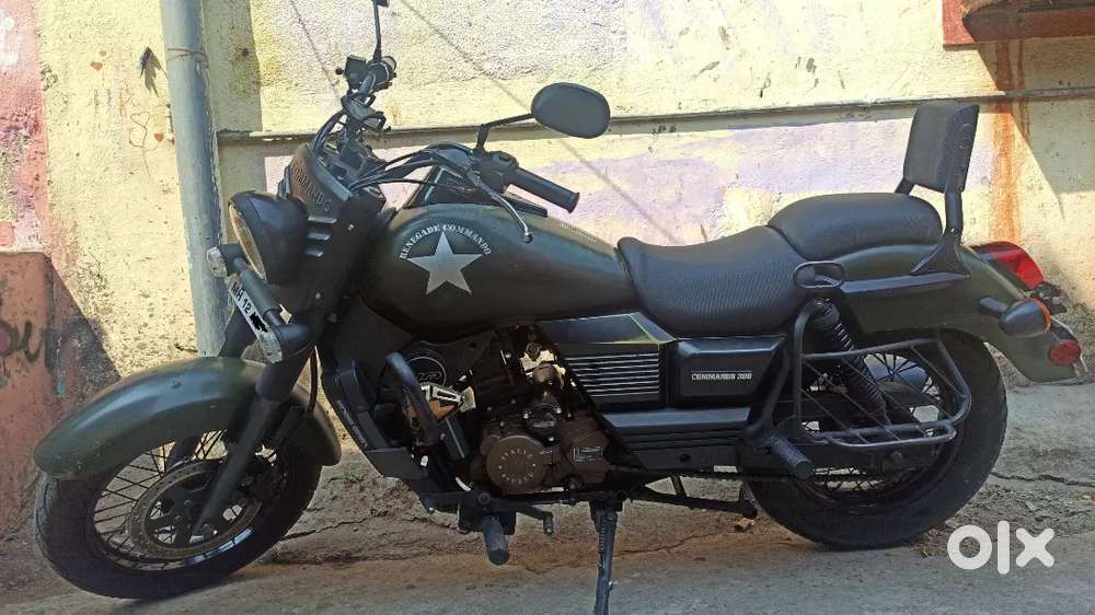 Um renegade comando 300 cc bike