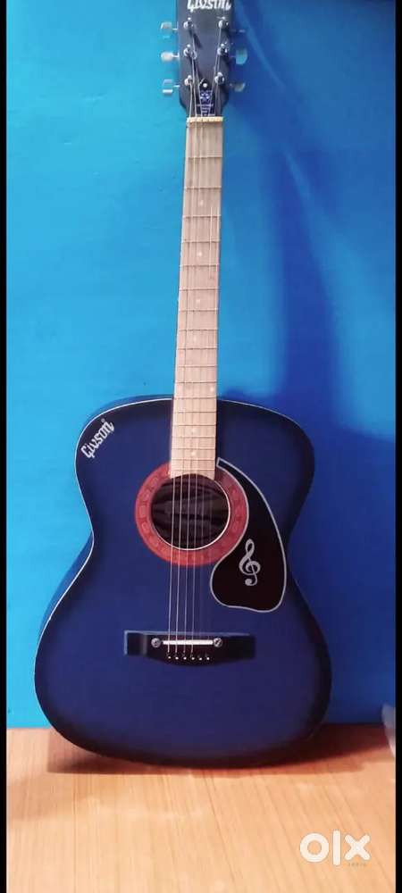 Givson Guitar 6 strings with bag (one year old) with free clip