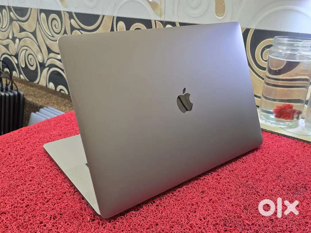 Apple Macbook Pro i9 16gb 512gb 5.5gb GRAPHICS 15inch Retina Touchbar