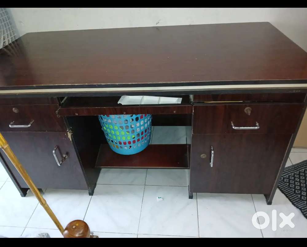 Cashier table