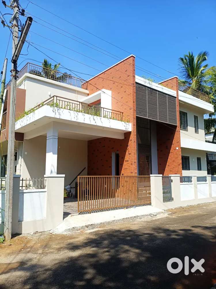 TRIPUNITHURA (5,CENT, 2300,sft,)NEW HOUSE