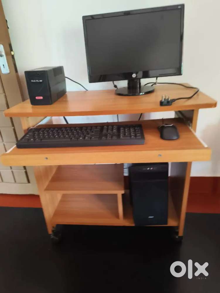 Well maintained desktop computer set up