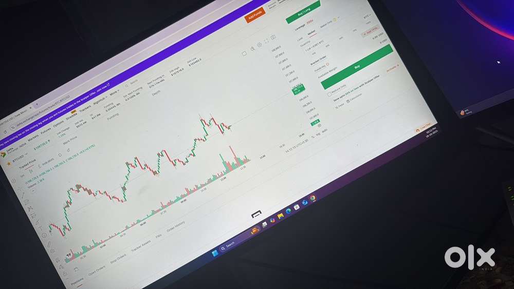 monitors at its best price 3 monitors with cables abd table