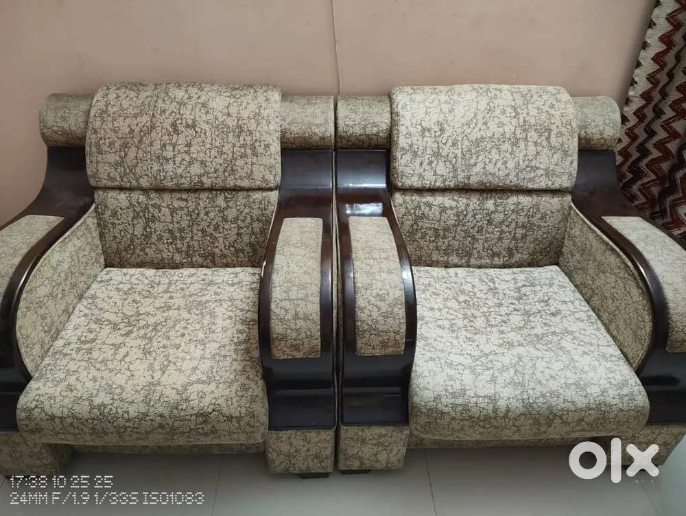 Elegant 5-Seater Sofa – Comfortable & Stylish, Must See!