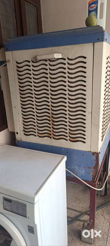 Jumbo cooler in working condition with stand