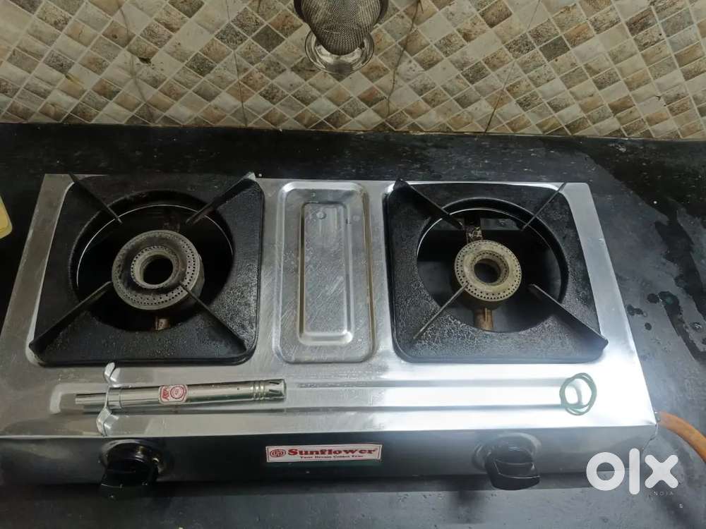 Gas stove, regulator and tube