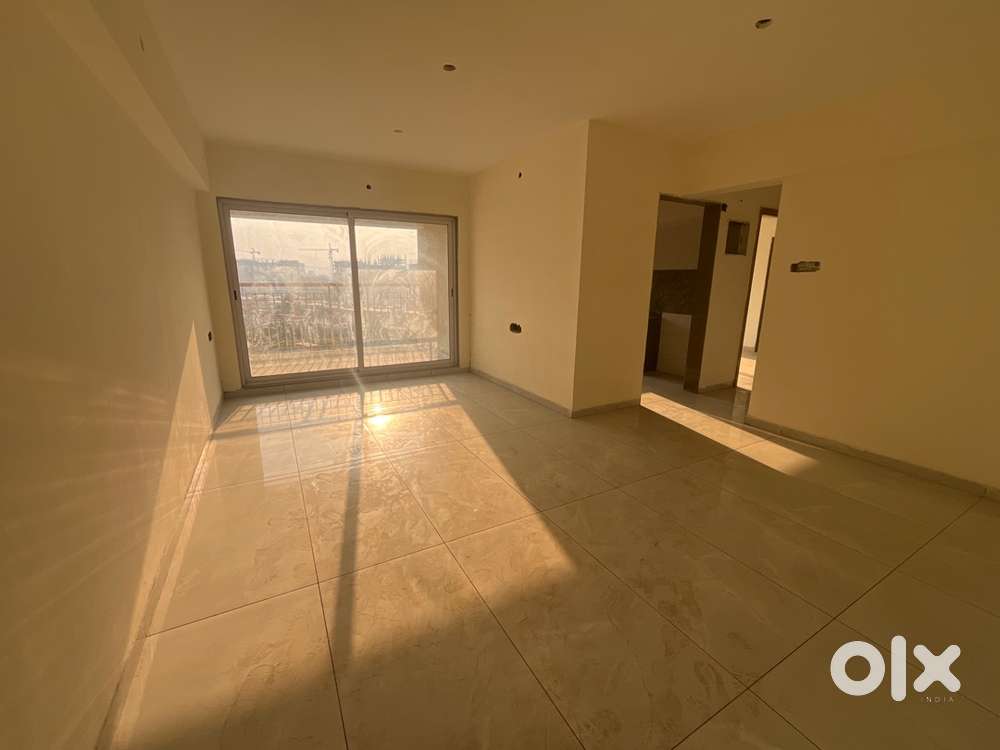 2 bhk flat available in tower prome location 3 floor parkiing all b