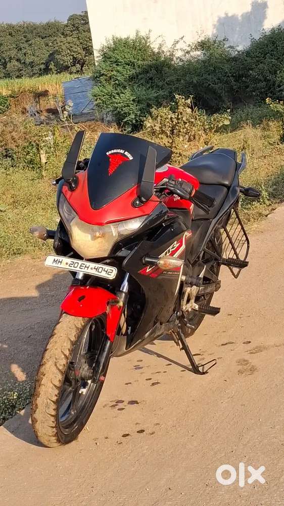 Cbr 150R black red edition