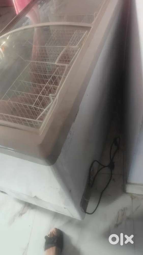 Super mint condition ovel deep freezer for sale urgnt basis furnitures