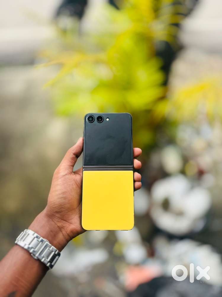 Samsung galaxy z flip 5 ( 8/256GB) brand new condition under warranty