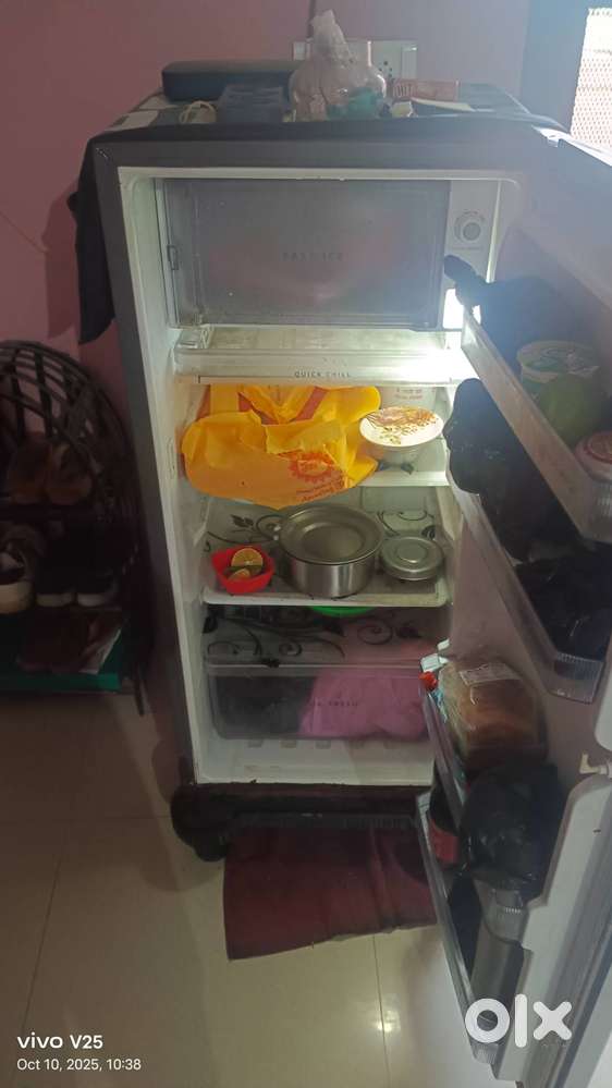 Whirlpool fridge in very new condition