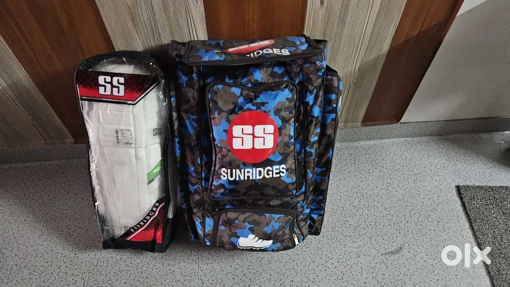 Cricket kit bag gloves and pads