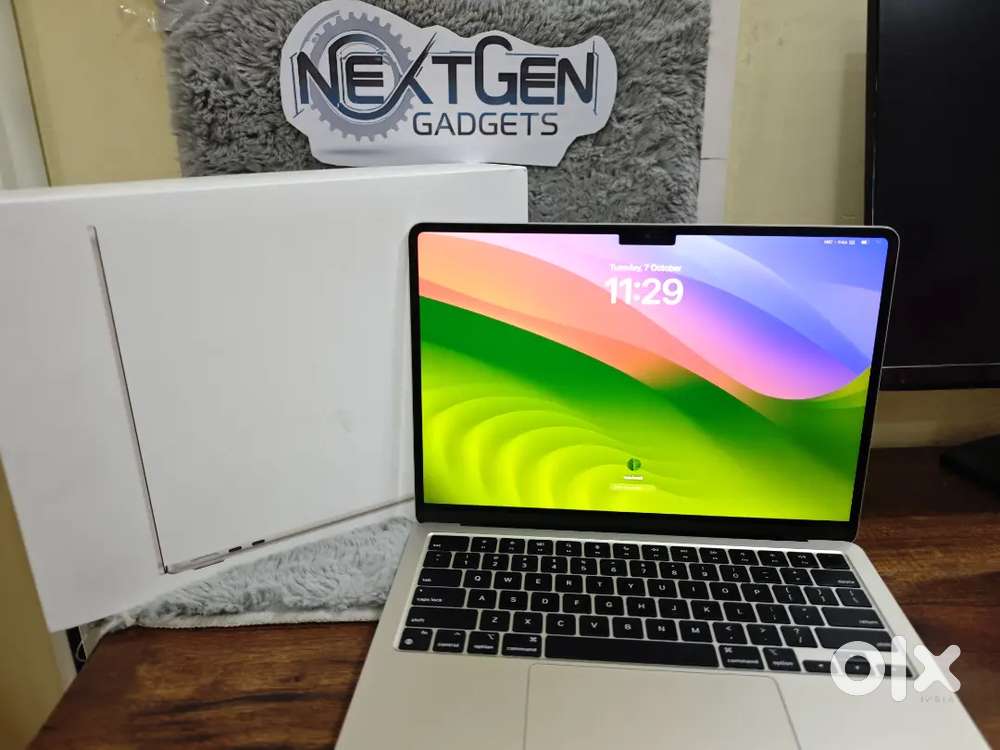 MacBook Air M2 (8/256 GB,1 Month old)