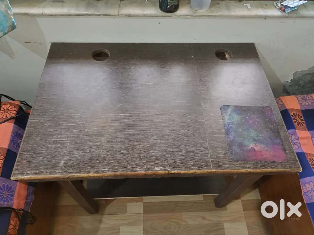 Selling 2 computer tables good quality