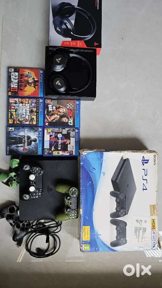 PS4 PRO 1TB WITH 2 CONTROLLERS,  5 ORIGNAL GAMES AND BOAT HEADPHONES