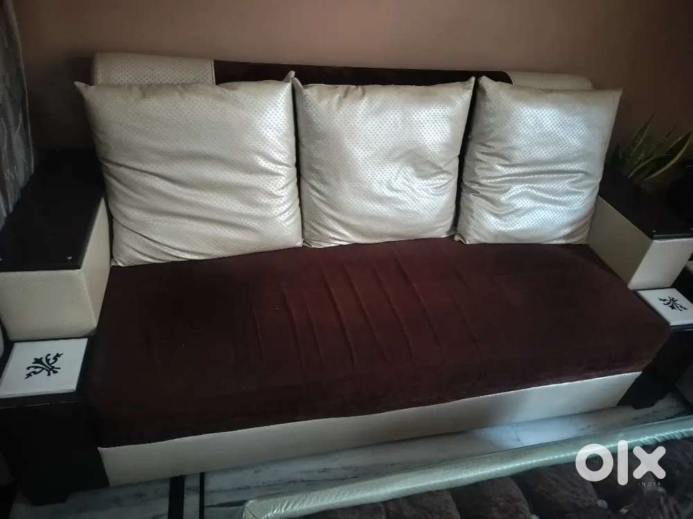 3+2+2 sofa set with Table