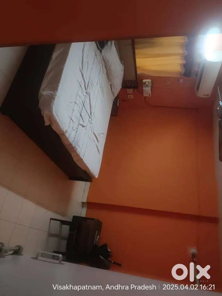 2bhk flat sharing room working only bachelors good friendaly Roomate
