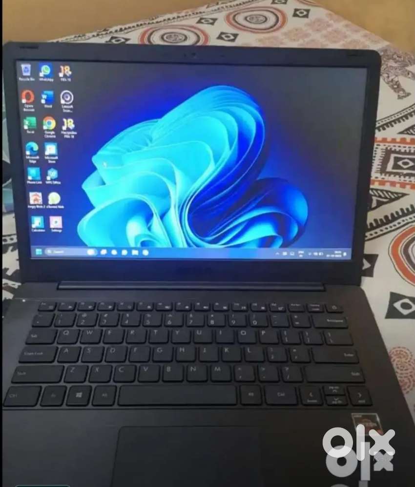 Brand new Rysen5 Laptop 1yr old  with 8GB 512 GB SSD