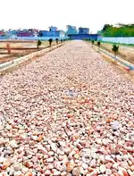 HCL IT CITY KE BACK SIDE ME PLOT LE LUCKNOW KISAN PATH SE LAGA HUA