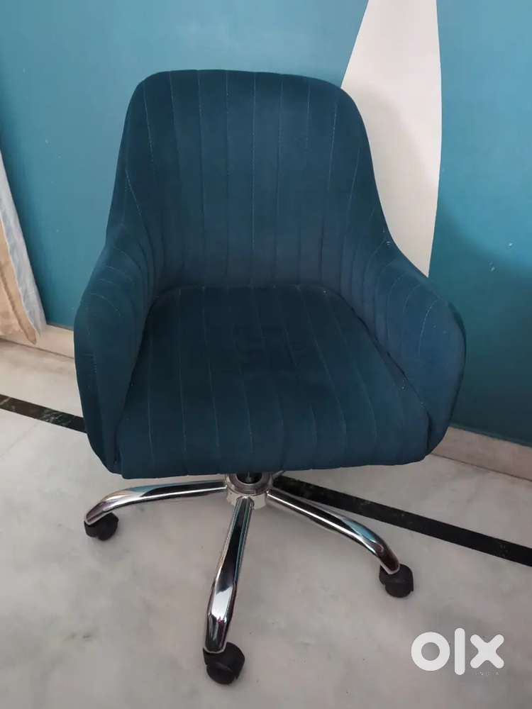 Stylish Teal Velvet Office Chair – Excellent Condition