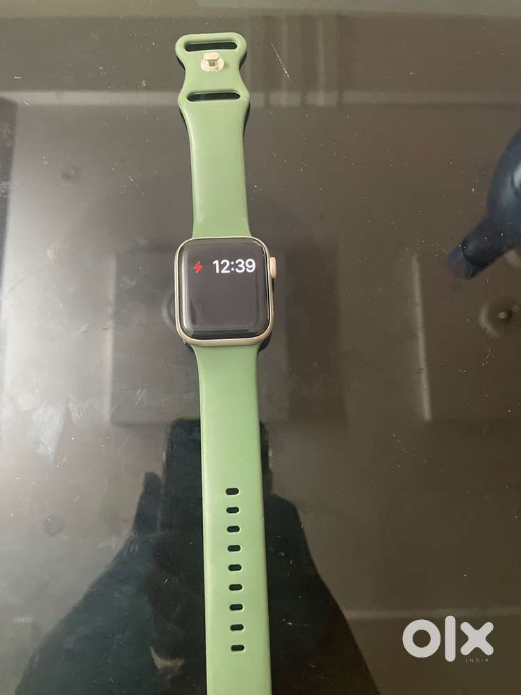 Apple watch se2 40mm with box and charger