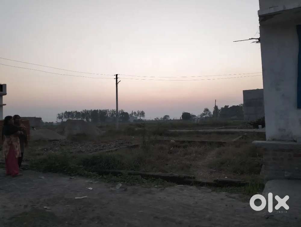 Boundary wall bhi ho rakhi hai