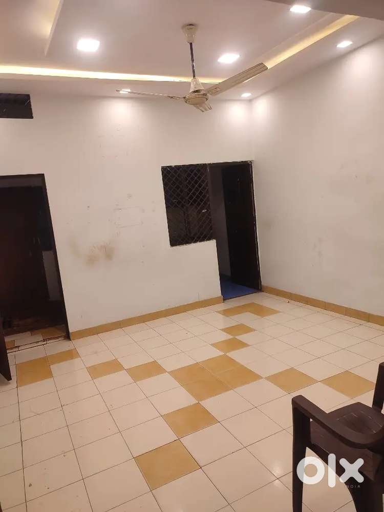 Two room set for rent in vineet khand, first floor, near main road