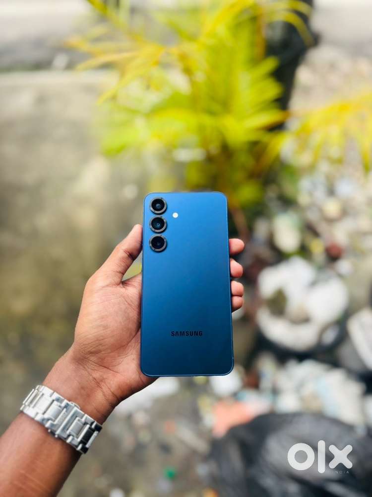 Samsung galaxy S25 (8/256GB) 11 month warrenty remaning full box