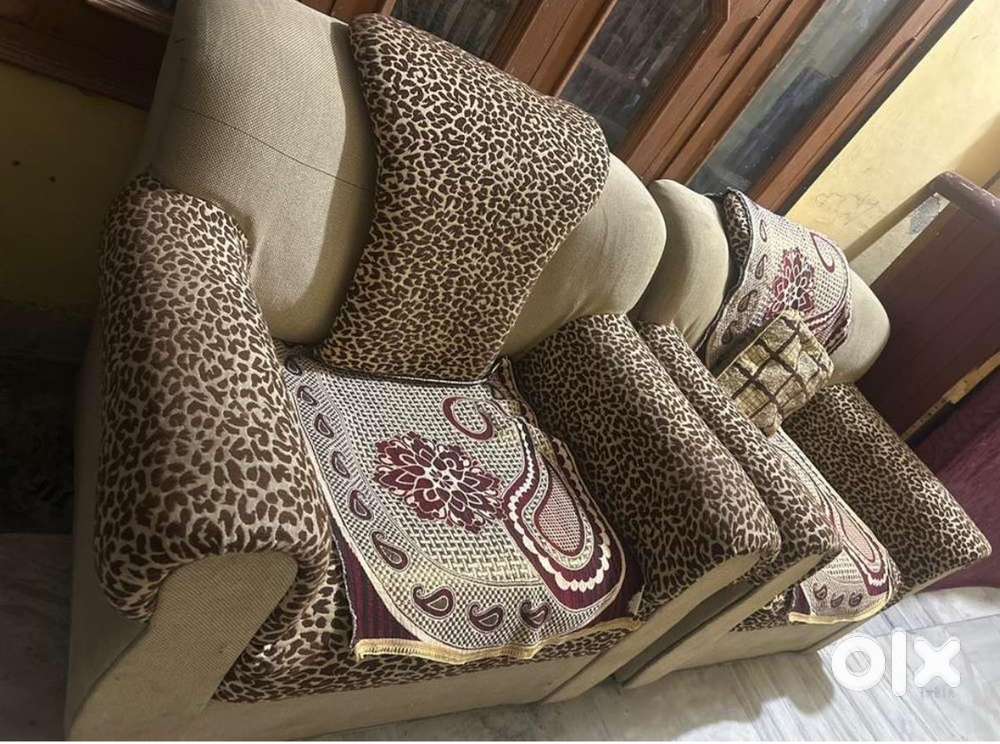 5 seater sofa set tiger print good condition