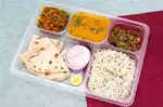 एक कुक और एक हेल्पर की जरूरत है