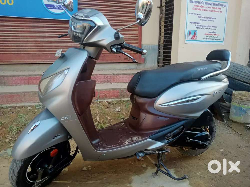 Pleasure৮৯৭৪৭২৩৫৩৪show room condition scooty all papers work ok