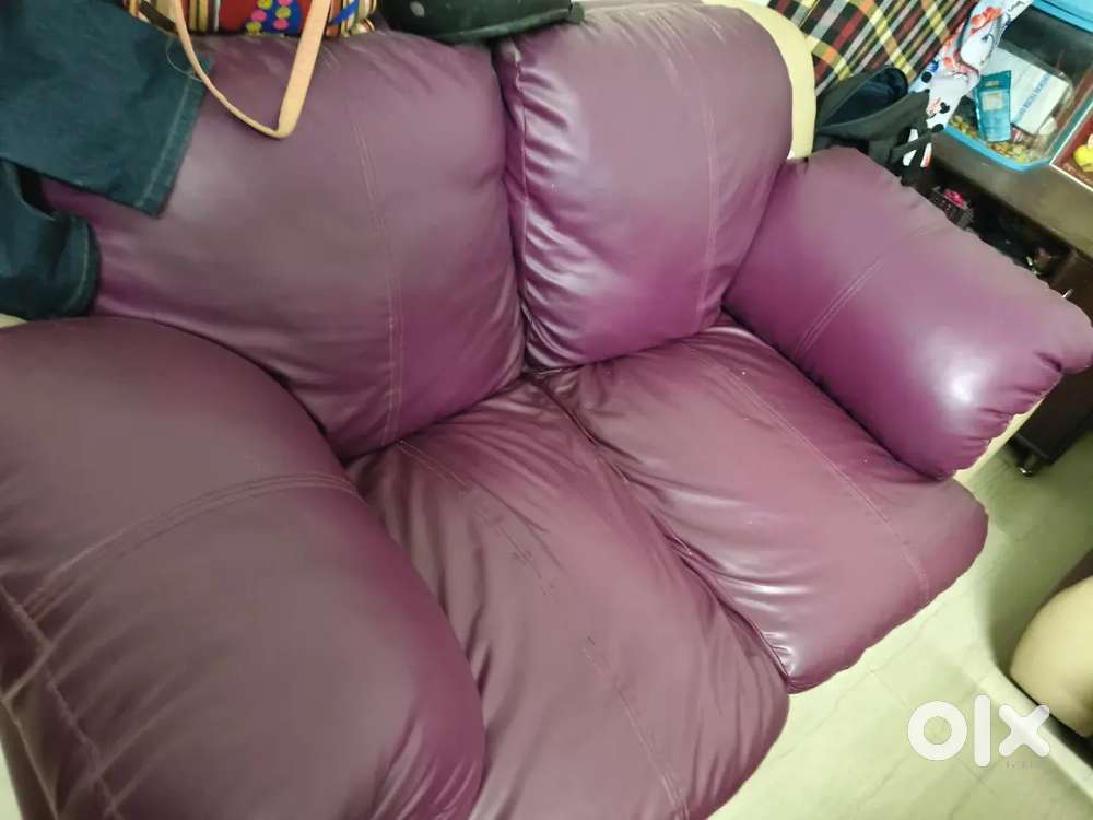 Very good condition spacious 3+2 sofa set for Sale