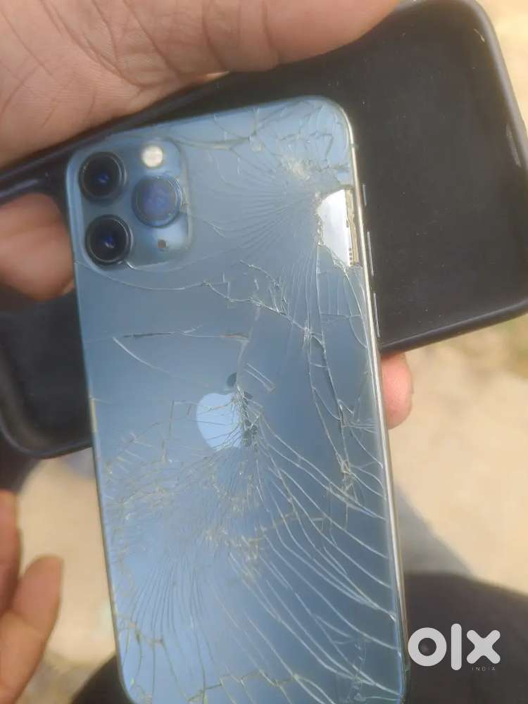 Back panel crack hai or koi dikkat nahi hai battery  100% hai