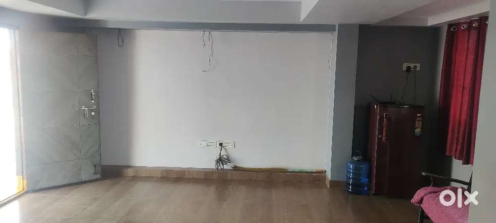 ONLY EMPLOYEE BACHELOR ARE ALLOWED AND LIFT IS AVAILABLE