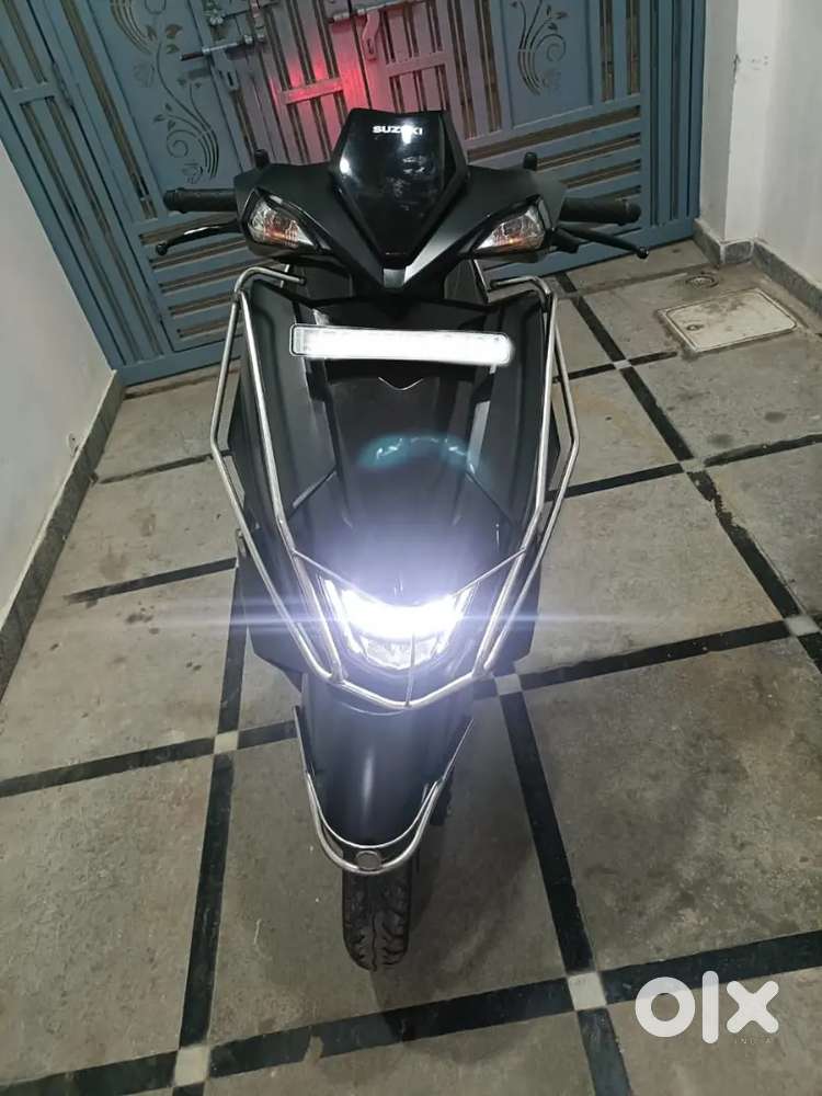 Suzuki Avenis good condition less used