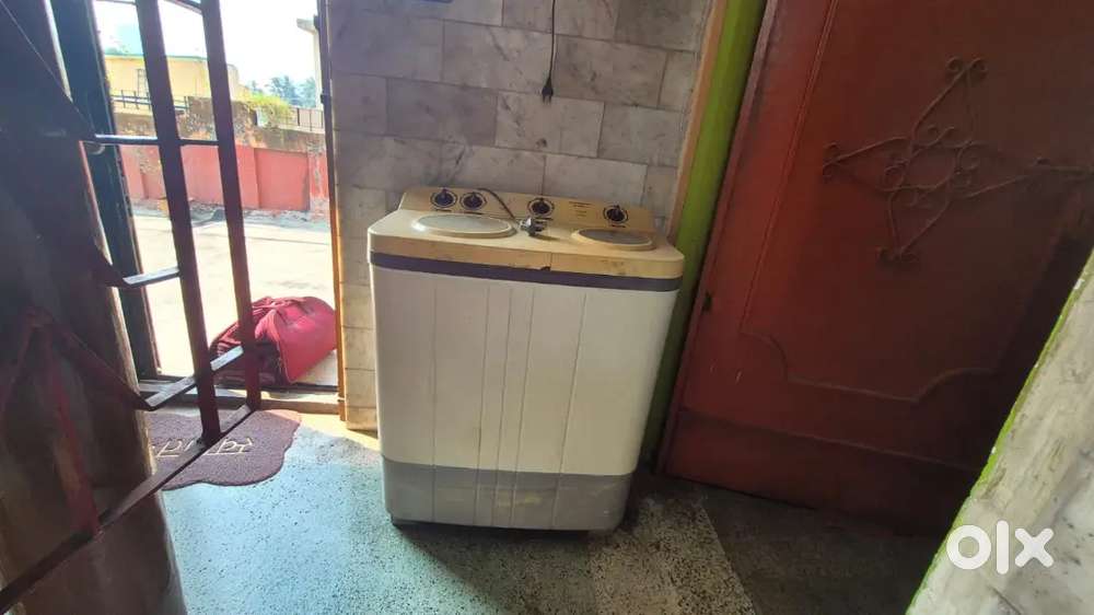 Semi automatic top loading 7 L washing machine