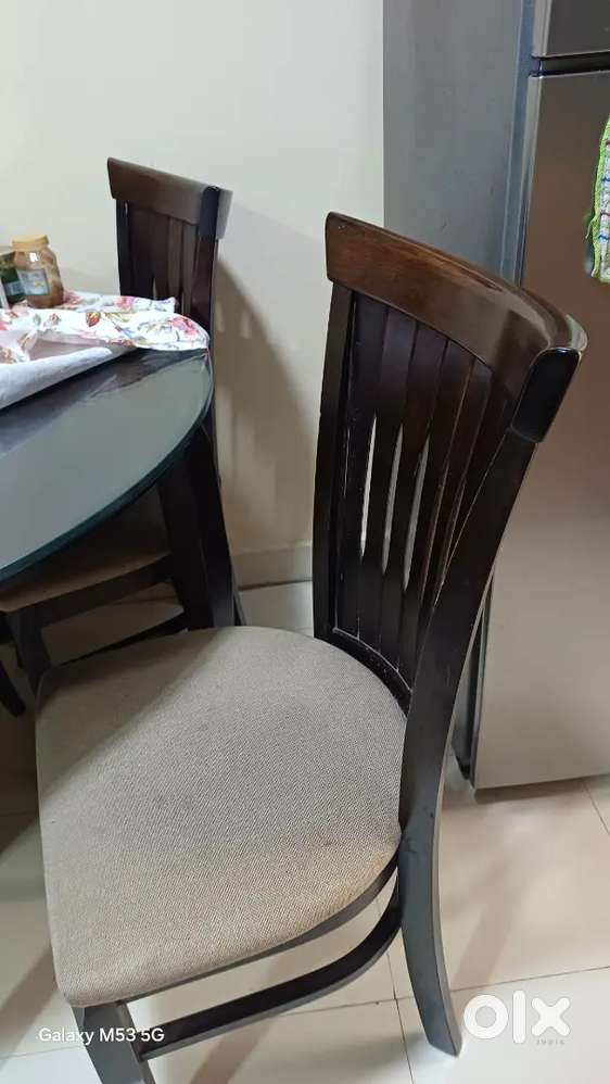 Round shaped wooden dining table with 4 chairs