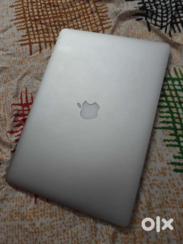 Macbook pro 11th generation i7 16gbram